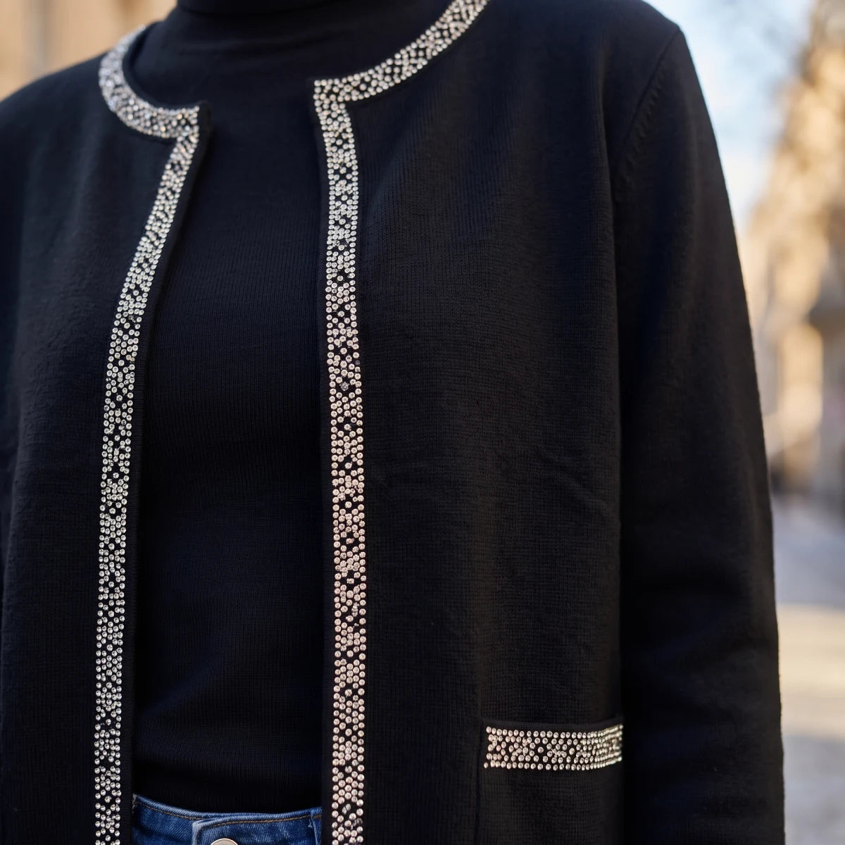 Chaqueta Corta Negra con Brillos
