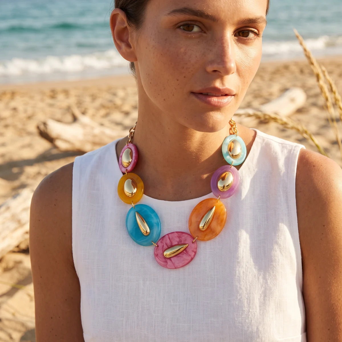 Collar Corto Multicolor Detalles Dorados