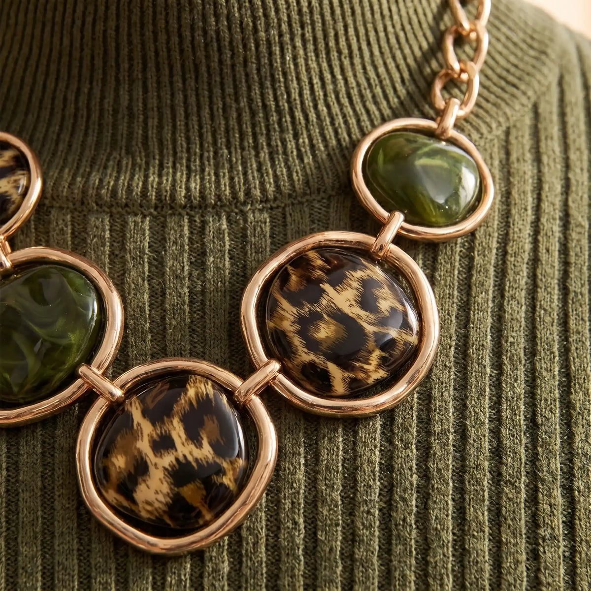 Collar Corto Leopardo Verde