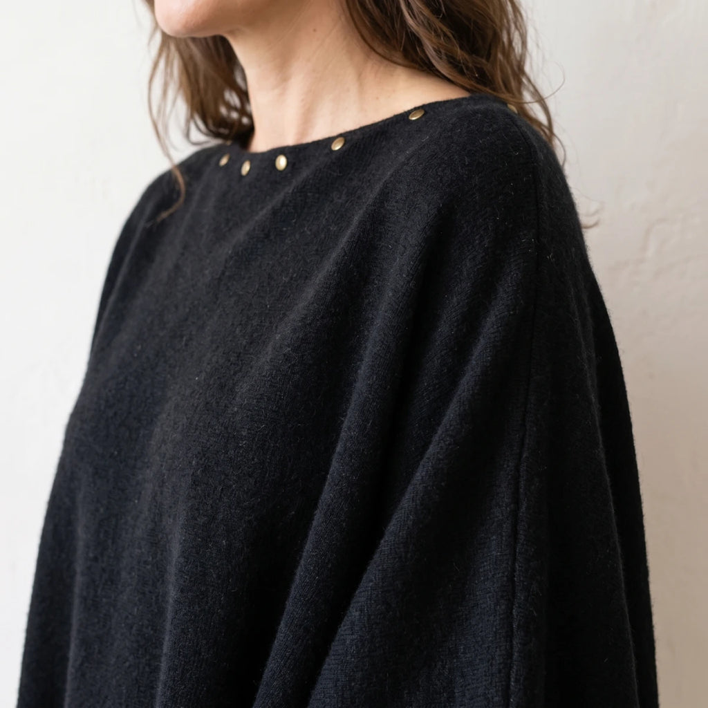 Poncho Negro con Tachuelas