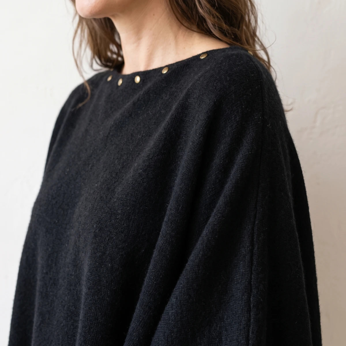 Poncho Negro con Tachuelas