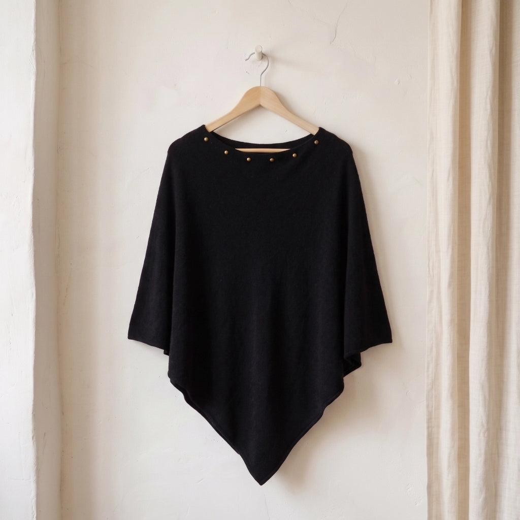 Poncho Negro con Tachuelas