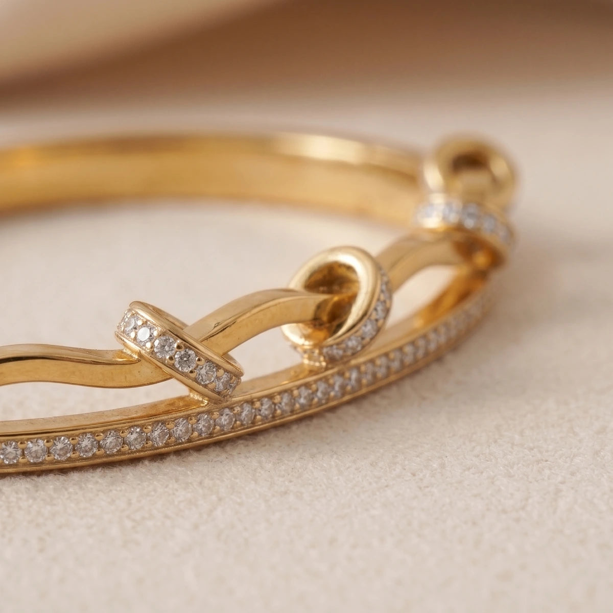 Pulsera Rígida Dorada Nudos Circonita