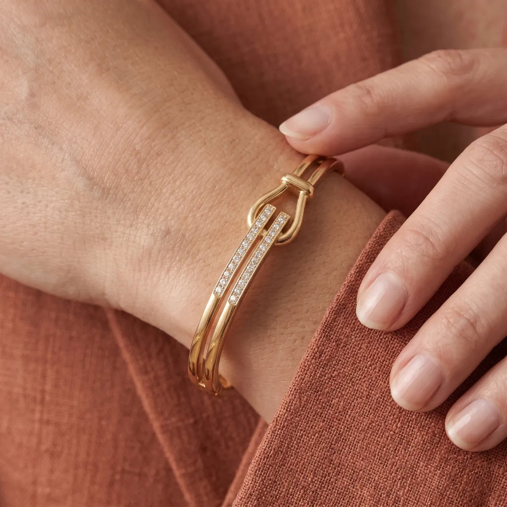Pulsera Rígida Dorada Tipo Hebilla