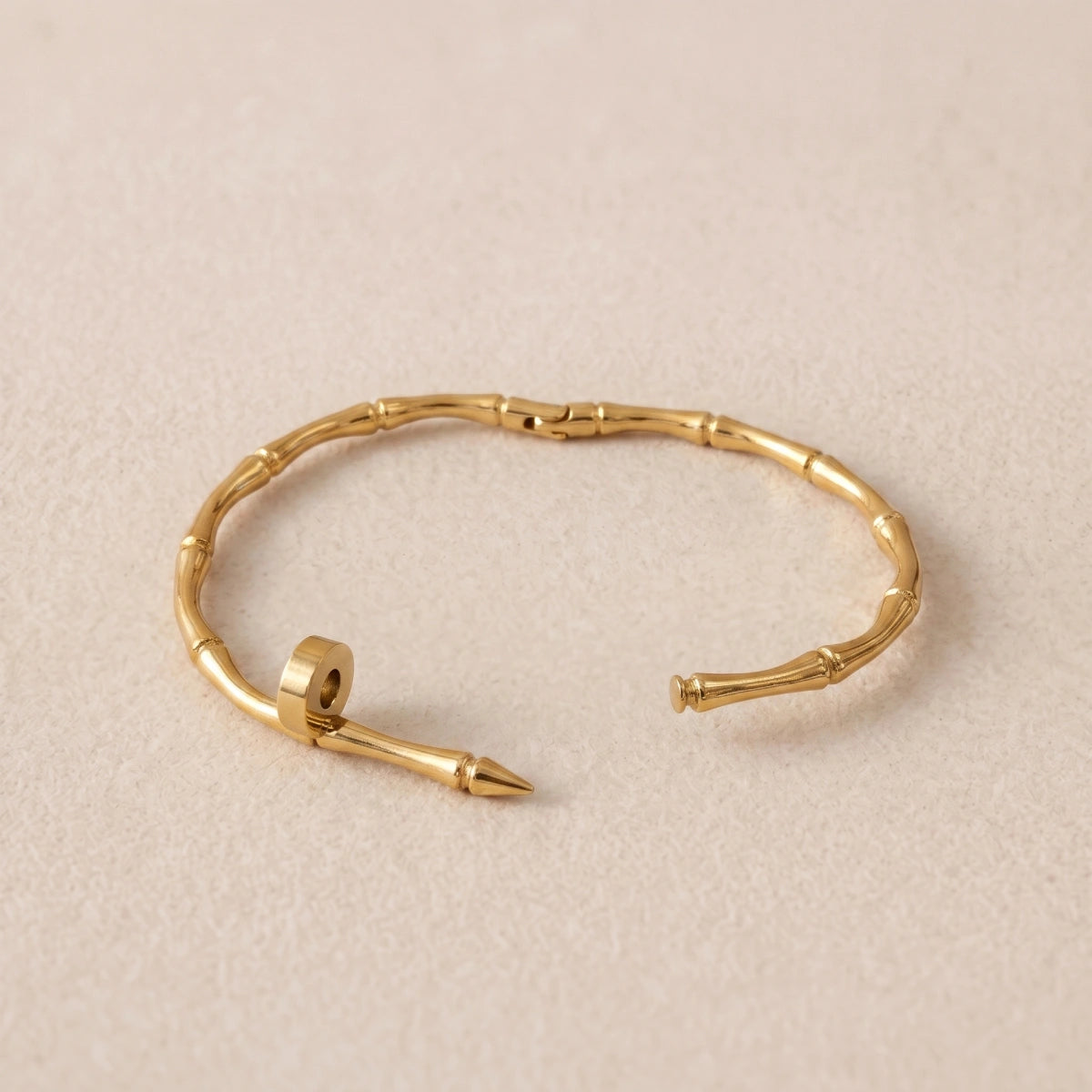 Pulsera Rígida Dorada Clavo