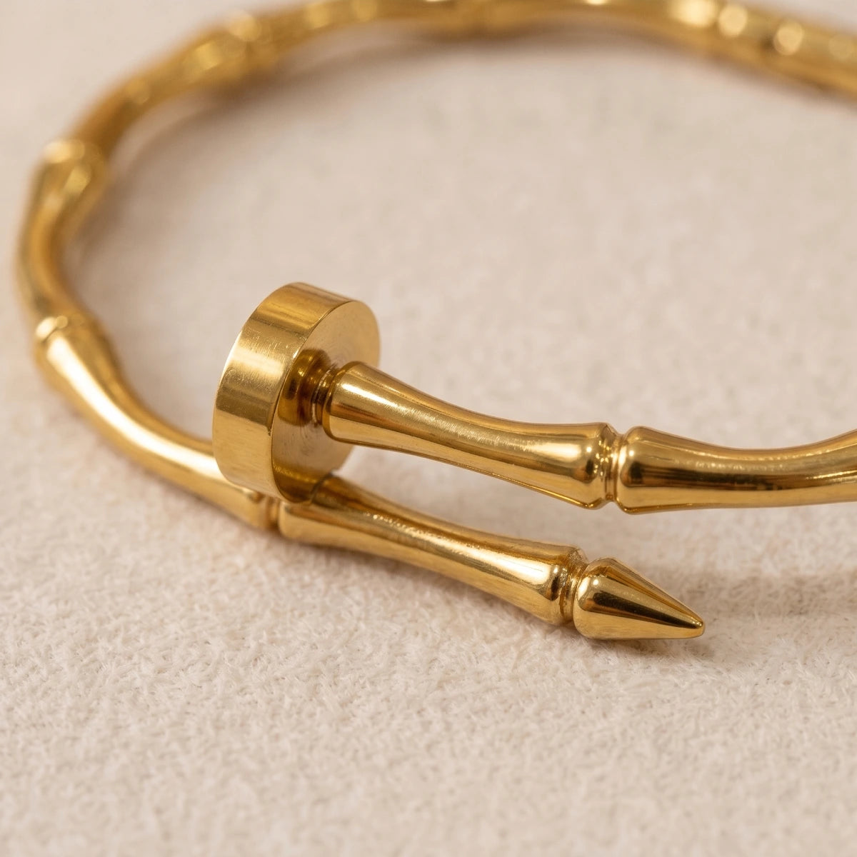 Pulsera Rígida Dorada Clavo