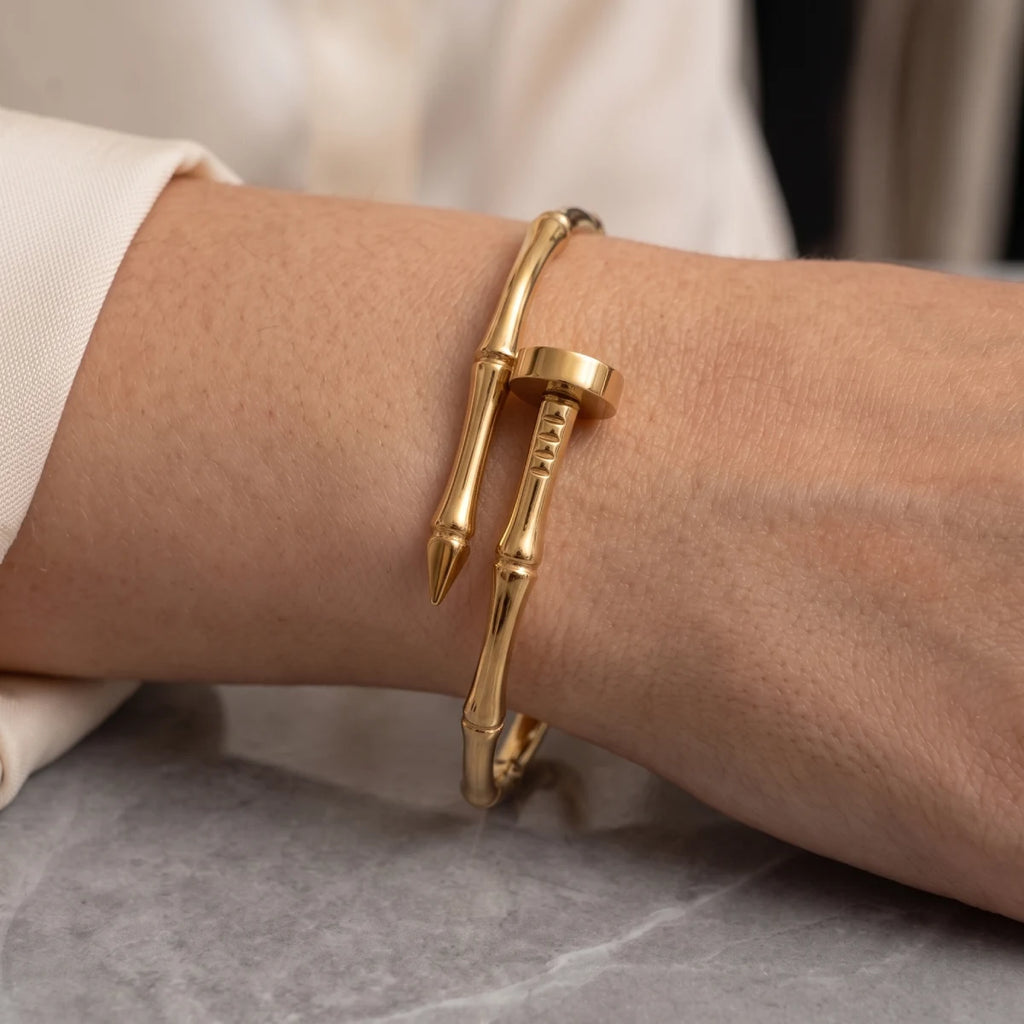 Pulsera Rígida Dorada Clavo