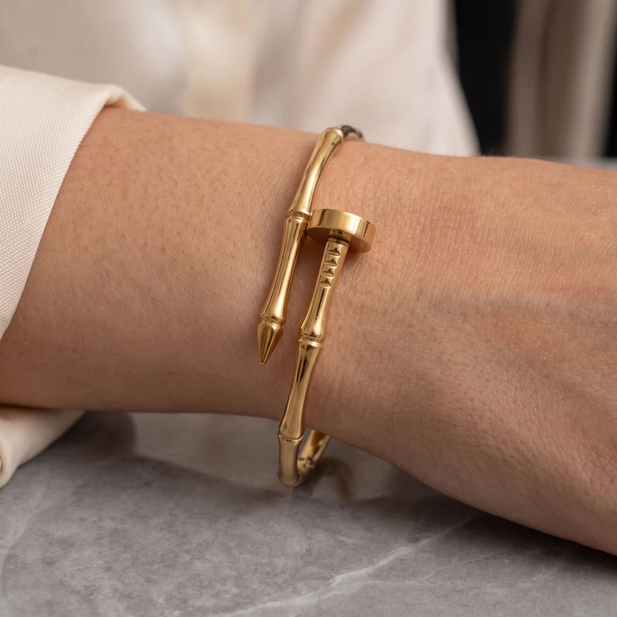 Pulsera Rígida Dorada Clavo