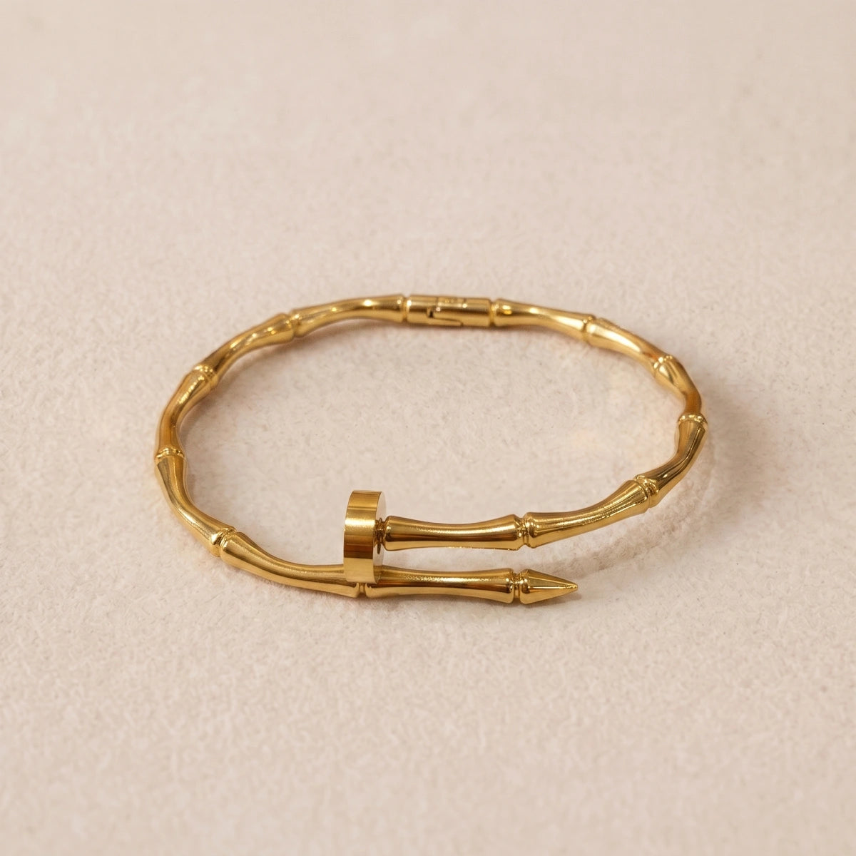 Pulsera Rígida Dorada Clavo
