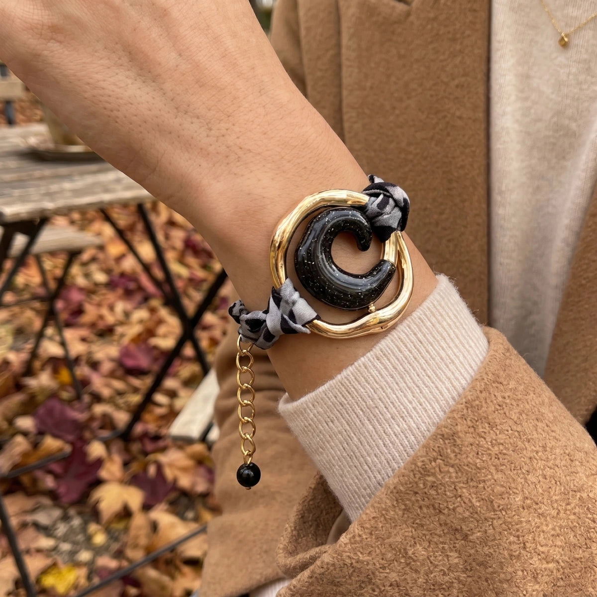Pulsera Tela Negra Con Aro Dorado