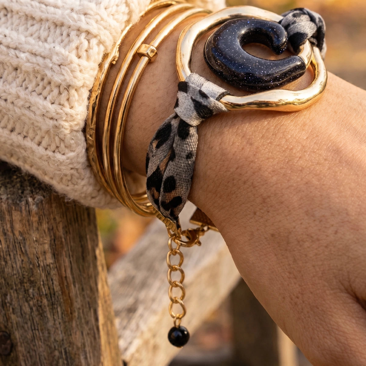 Pulsera Tela Negra Con Aro Dorado