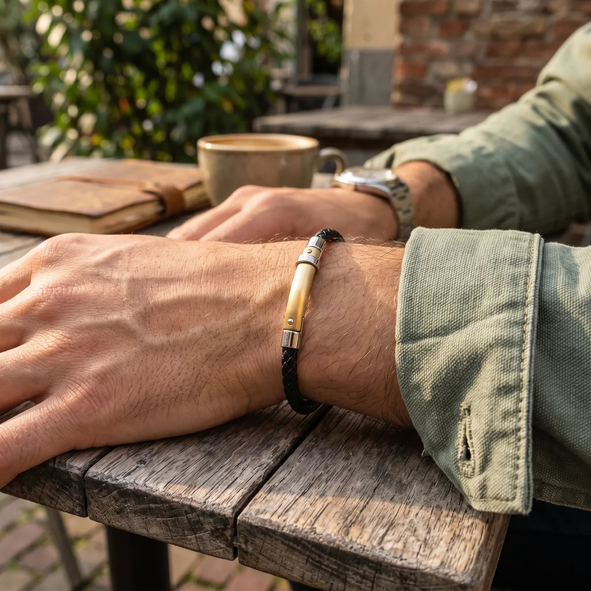 Pulsera de Cuero Negro con Detalle Dorado