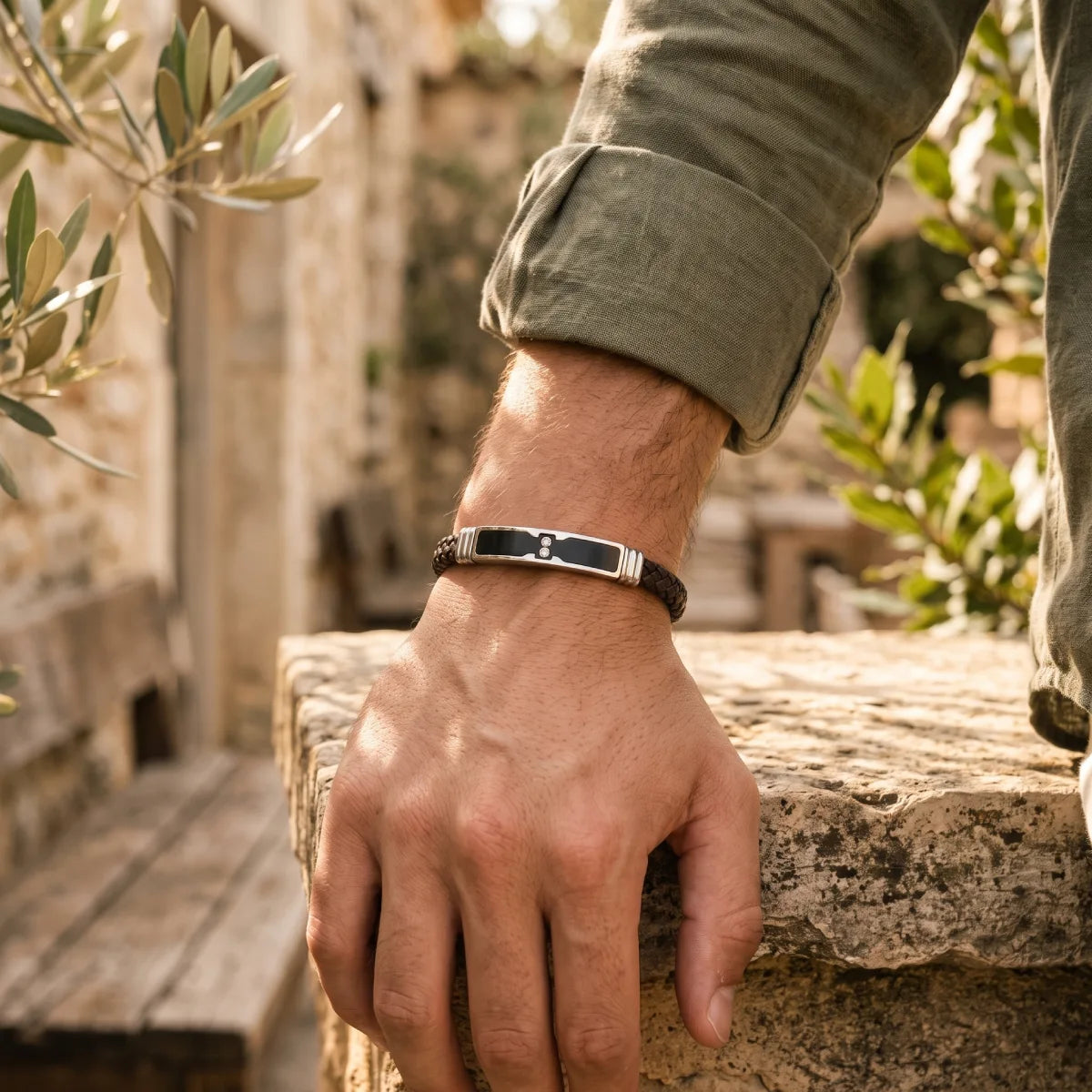 Pulsera de Cuero Marrón con Detalle