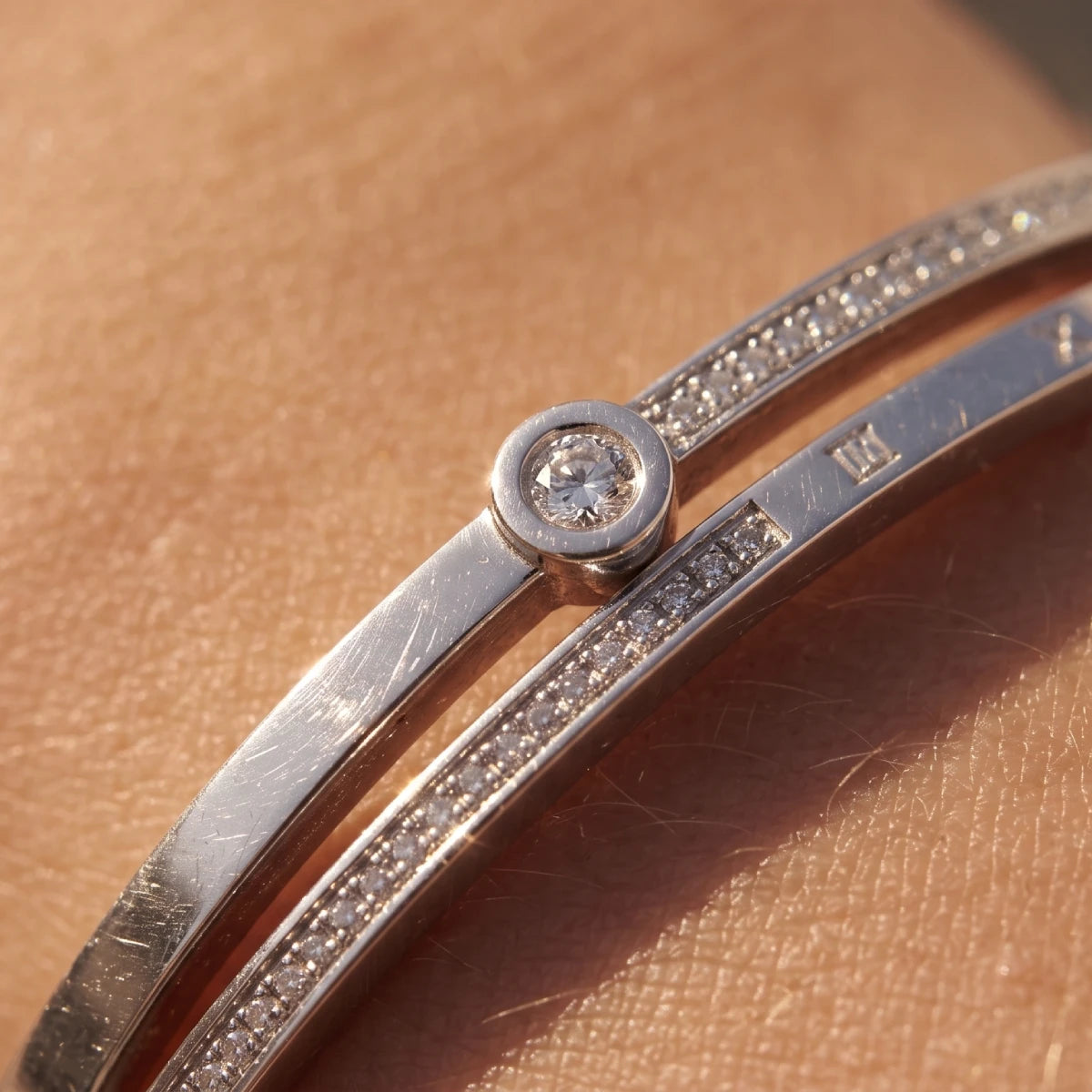 Pulsera Rígida Plateada Romana