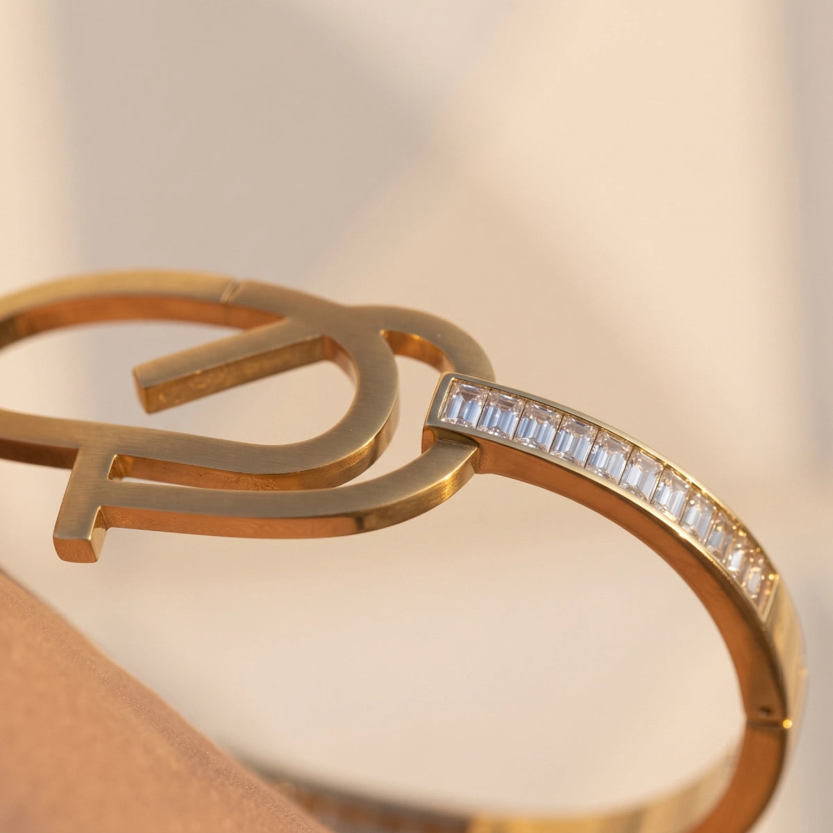 Pulsera Rígida Dorada Nudo